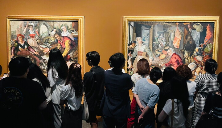 ‘거장의 시선, 사람을 향하다: 영국 내셔널갤러리 명화전에 방문한 관람객들의 모습. [사진=이엔에이파트너스]