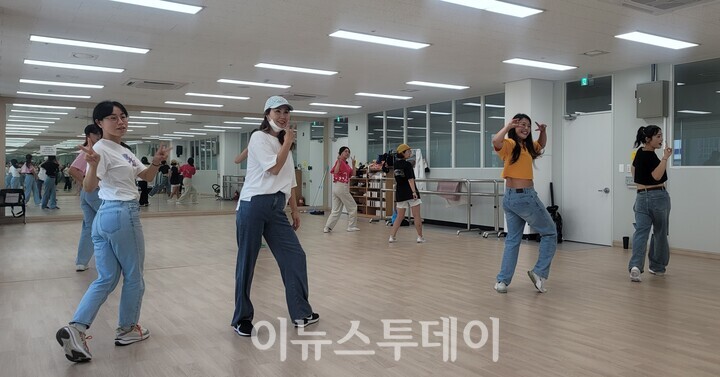 회원들은 방송 댄스를 배우면서 삶의 활력을 되찾았다고 얘기했다.[사진=이용준 기자]