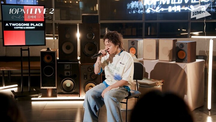 투썸플레이스는 K팝 미디어 원더케이(1theK)와 함께하는 라이브 음악 콘텐츠 ‘10PM 라이브 시즌2’를 선보였다. [사진=투썸플레이스]