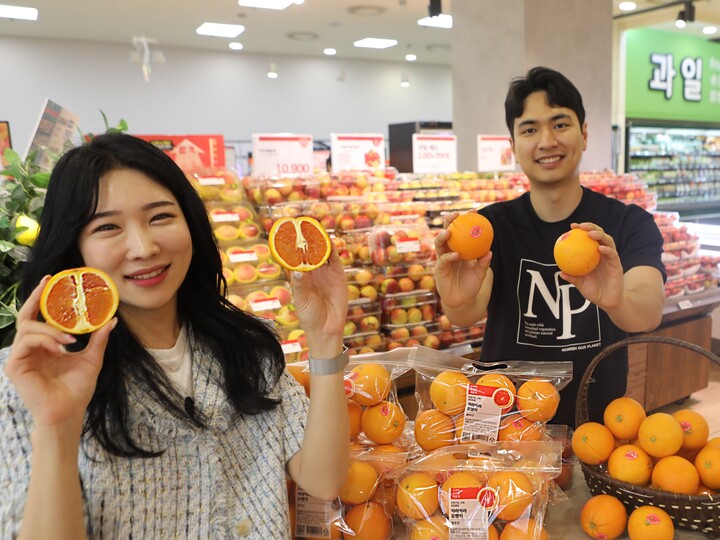 롯데마트 서울역점 농산매장에서 '호주산 카라카라오렌지'를 홍보하고 있는 모습. [사진=롯데쇼핑]