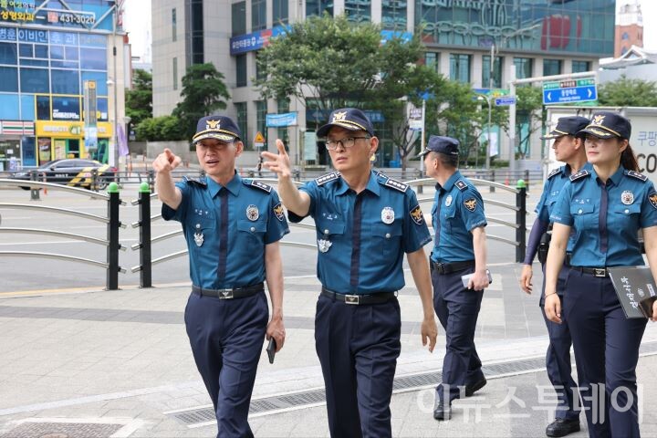 김수영 대구경찰청장(왼쪽)이 반월당역 을 찾아 직원들과 현장 지도 점검을 하고 있다.[사진=대구경찰청]