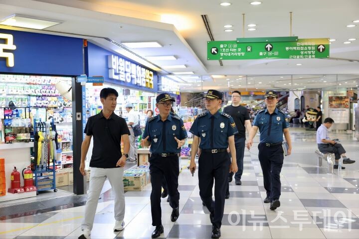 김수영 대구경찰청장이 동대구역과 반월당역내 직원들과 지도 점검을 하고 있다.[사진=대구경찰청]