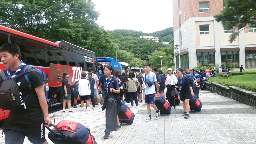한국외국어대학교 글로벌캠퍼스에 묵던 대만 잼버리 대원들이 퇴소하고 있다. [사진=용인특례시]