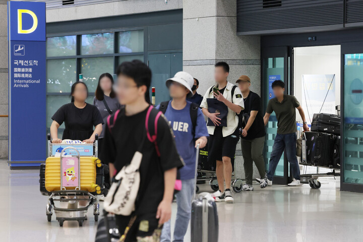 13일 오후 인천국제공항에 들어서고 있는 중국인 관광객들의 모습. [사진=연합뉴스]