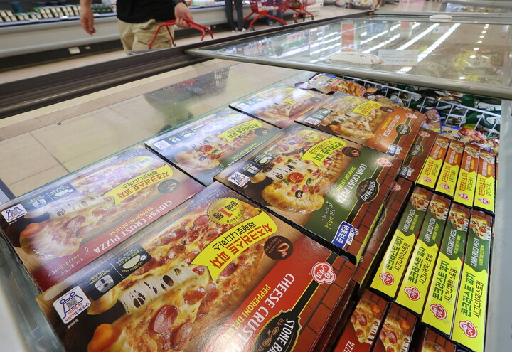 대형마트 PB피자와 대기업의 냉동피자는 전통 피자 프랜차이즈를 위협하는 요소로 꼽히고 있다. 서울의 한 대형마트에 진열된 냉동 피자. [사진=연합뉴스]