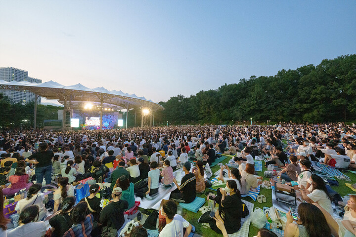 지난 2012년 첫선을 보인 파크콘서트는 매회 평균 1만여명의 관객이 찾는 성남의 대표 야외 공연으로 자리매김해왔다. [사진=성남문화재단]