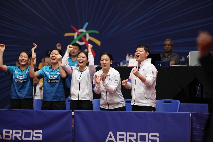 여자단체전 금메달이 확정되는 순간 환호하는 우리나라 선수들 모습.[사진=한국중고등학교탁구연맹]