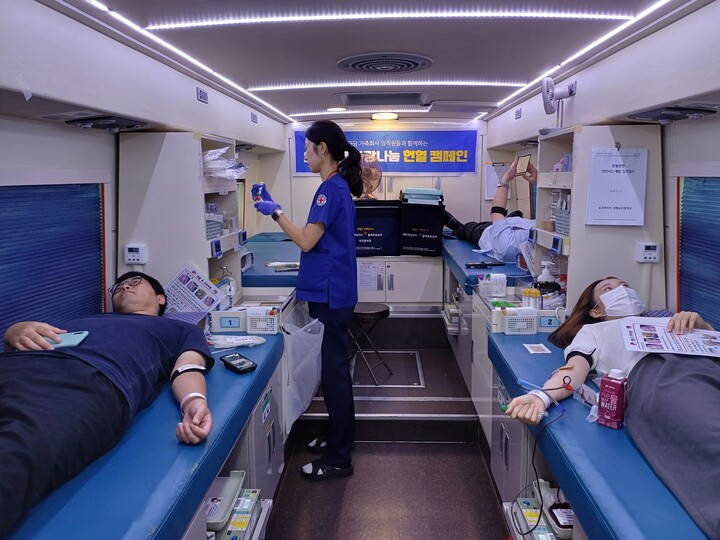 임직원들이 종근당 천안공장에서 23일 사랑나눔 헌혈캠페인에 참여하고 있다. [사진=종근당]
