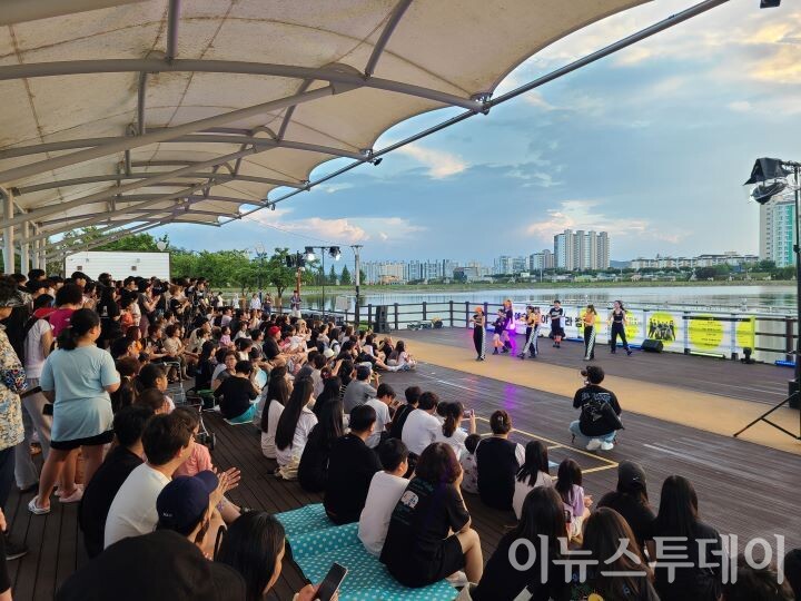 경상북도 영천시는 우로지생태공원에서 500여 명의 관람객이 함께 한 가운데 '온 가족이 함께하는 댄스 콘서트'를 개최했다.[사진=영천시]