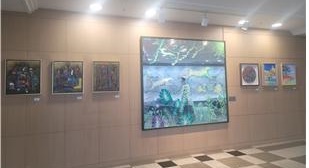 진흥원 7층 로비에 전시되고 있는 장애예술인 창작물. [사진=성남산업진흥원]
