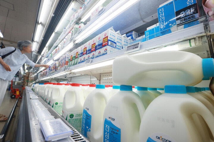 서울 시내 한 마트에서 우유를 고르는 시민. [사진=연합뉴스] 