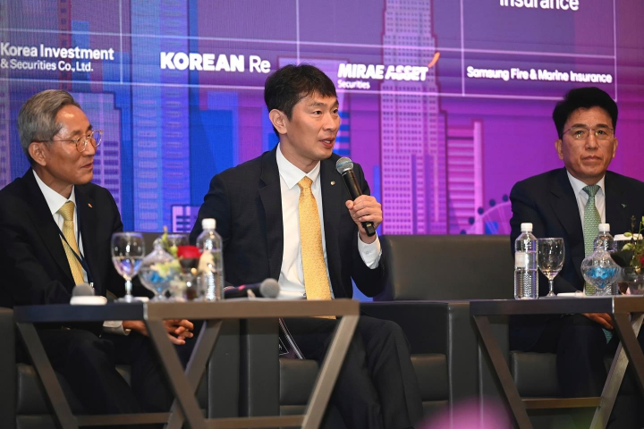 이복현 금융감독원장이 9일 싱가포르에서 열린 해외 투자설명회(IR)에서 발언하고 있다. [사진=연합뉴스]