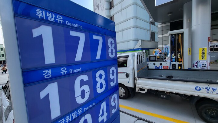 18일 오후 서울 종로구의 한 주유소에 게시된 유가정보 안내판 옆으로 트럭 한 대가 주유하고 있는 모습. [사진=이뉴스투데이 DB]