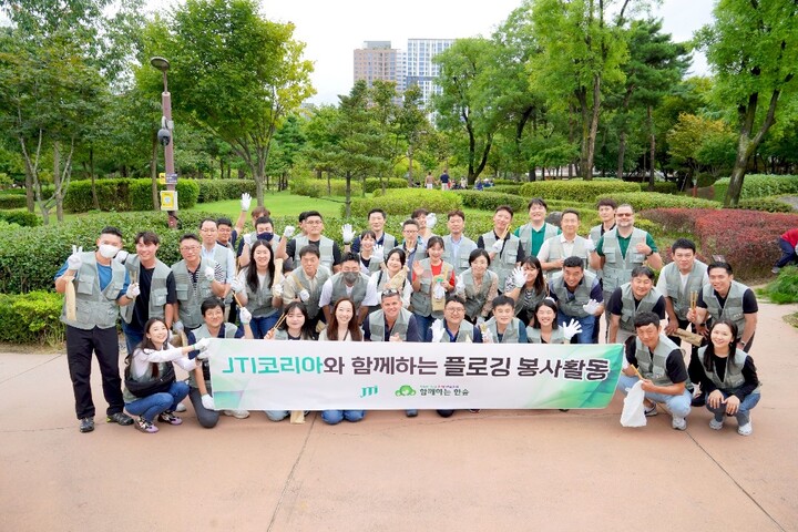 JTI코리아 임직원들이 서울 종로 일대에서 플로깅 봉사활동을 진행했다. [사진=JTI코리아]