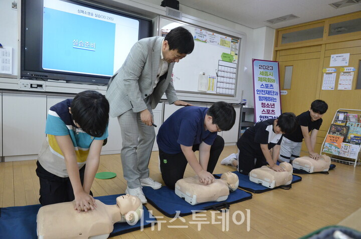 심폐소생술 체험을 하는 학생들 모습.[사진=이용준 기자]