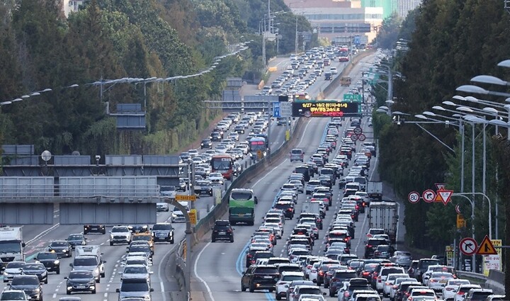 1일 오후 서울 경부고속도로 잠원 IC 인근 상·하행선이 차량으로 붐비고 있다. [사진=연합뉴스]