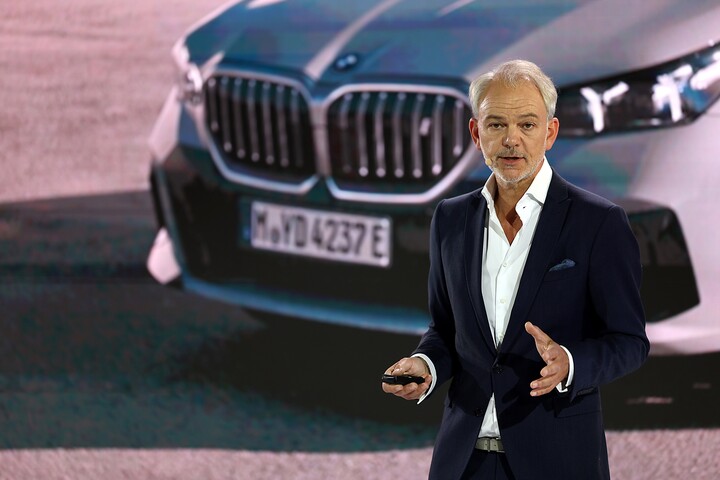 아드리안 반 호이동크 BMW그룹 디자인 총괄이 5일 영종도 BMW드라이빙센터에서 열린 5시리즈 출시행사에서 디자인 브리핑을 하고 있다. [사진=BMW코리아]