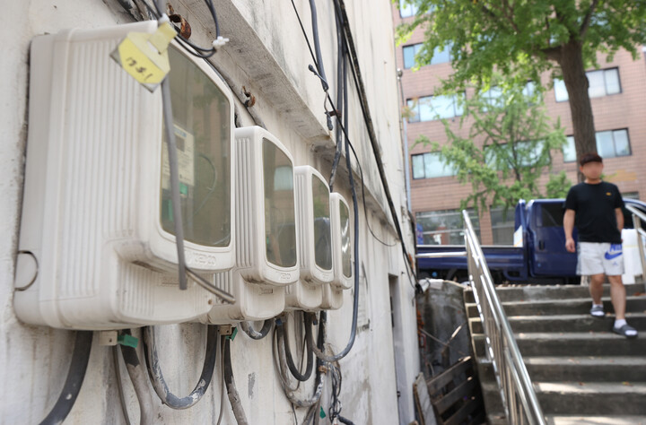 22일 서울 시내 한 주택 외벽에 전력량계가 부착돼 있다. [사진=연합뉴스]