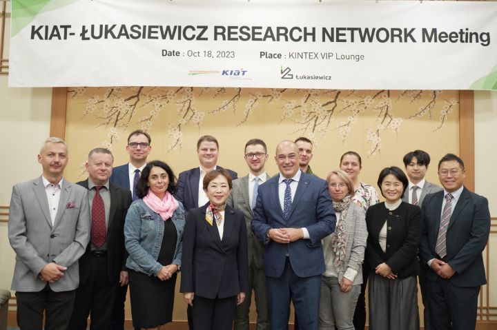 KIAT, 18일 폴란드 우카시에비치 연구 네트워크와 간담회 참석자들 모습.민병주 원장(앞줄 오른쪽에서 다섯번째) [사진=KIAT]