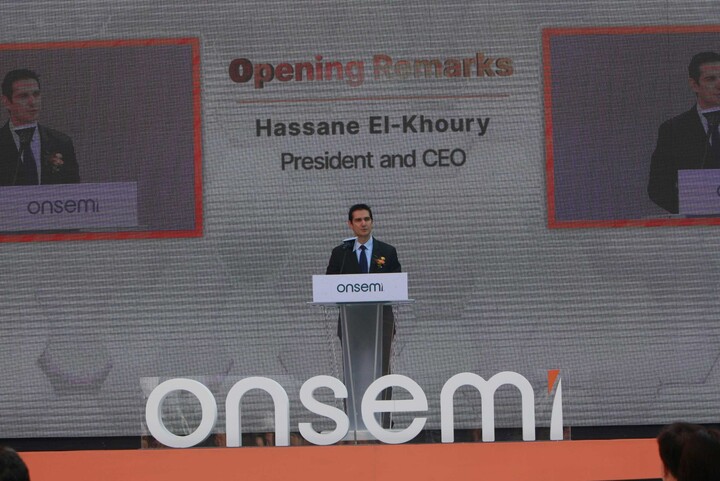 하산 엘 코우리(Hassane El-Khoury) 온세미 CEO가 준공식에서 개회사를 하고 있는 모습. [사진=온세미]
