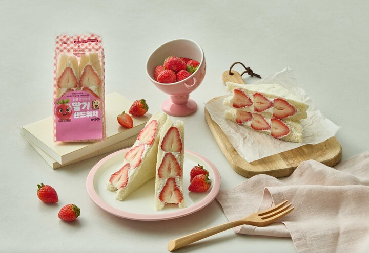 GS25가 이달부터 딸기 샌드위치 온라인 예약 주문을 시작한다. [사진=GS리테일] 