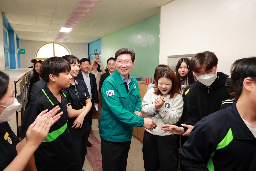 서원중학교를 방문한 이상일 시장이 학생들과 함께하고 있다. [사진=용인특례시]