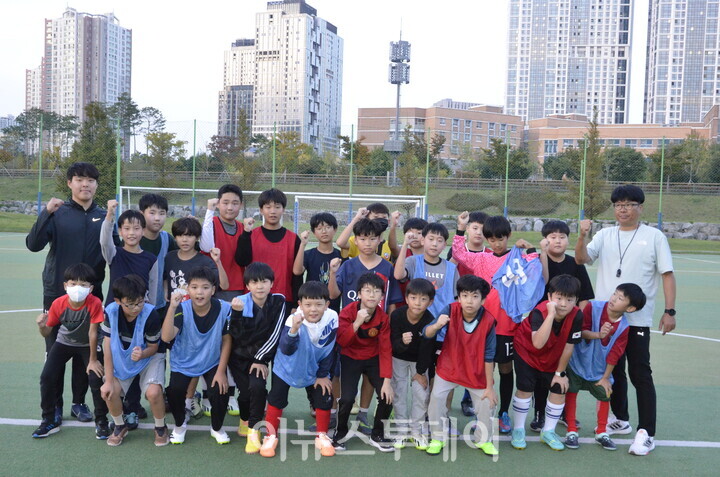 세종시체육회의 '유소년 축구교실' 참가 학생들 모습.[사진=이용준 기자]