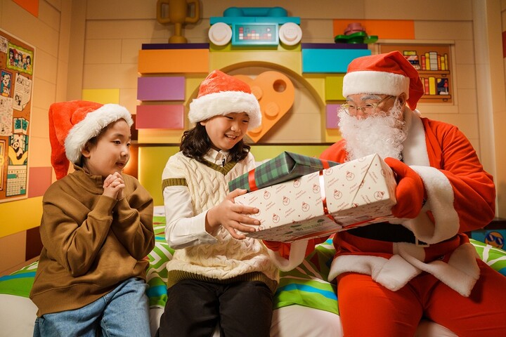 레고랜드 호텔이 크리스마스 시즌을 맞아 산타가 직접 방문하는 ‘산타 슬립오버(Santa Sleepovers)’ 패키지를 출시했다. [사진=레고랜드 호텔]