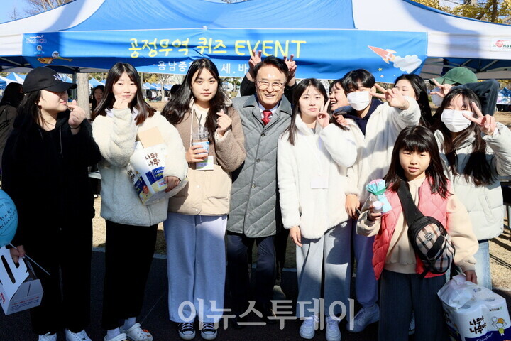 뻔뻔마켓을 방문한 박동식 사천시장(사진 가운데) [사진=사천시]