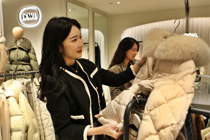 정기세일에 여성 고객이 의류 매장에서 겨울 상품을 둘러보는 모습. [사진=롯데백화점]