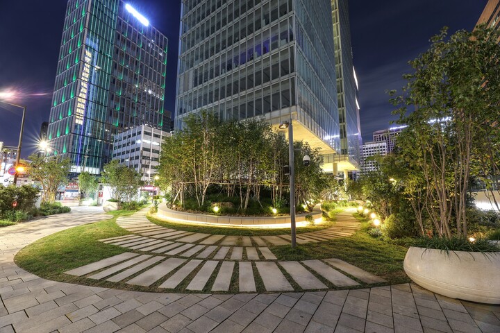 KT가 광화문 이스트(East) 사옥 주변에 구성한 ‘KT광화문도시숲’이 일본 도쿄에서 진행된 ‘IFLA Awards 2023’에서 ‘공원 및 개방공간(Parks and Open space)’ 부문 대상을 수상했다. [사잔=KT]