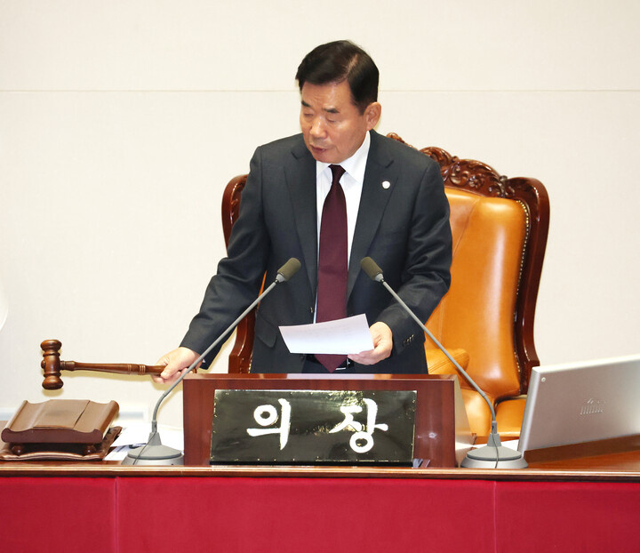 30일 국회 본회의에서 김진표 의장이 의사봉을 두드리고 있다. [사진=연합뉴스]