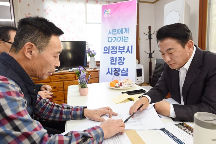 김동근 의정부시장, 신곡대우아파트경로당에서 ‘현장 시장실’ 열어