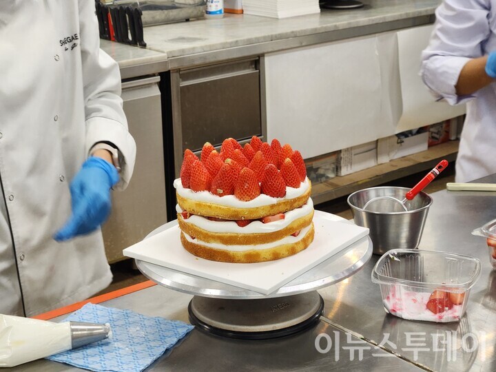 안기효 베이커리 파트장이 케이크 만들기 시범을 보이고 있다. [사진=최은지 기자] 