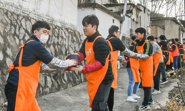 지난 5일 서울 노원구 백사마을에서 ‘연탄나눔’ 봉사활동에 참여하고 있는 KT&G 임직원들의 모습. [사진=KT&G]