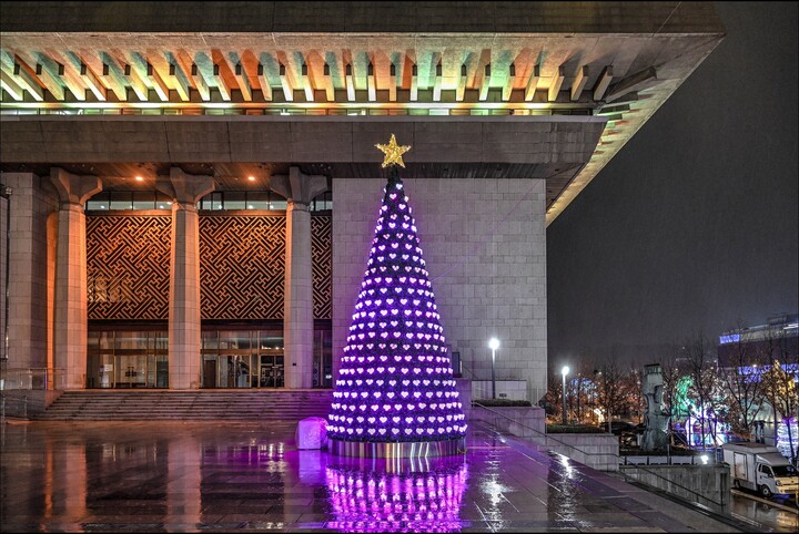 아모레퍼시픽재단이 화장품 공병으로 만든 크리스마스 트리 ‘희망의 빛 1332’. [사진=아모레퍼시픽]