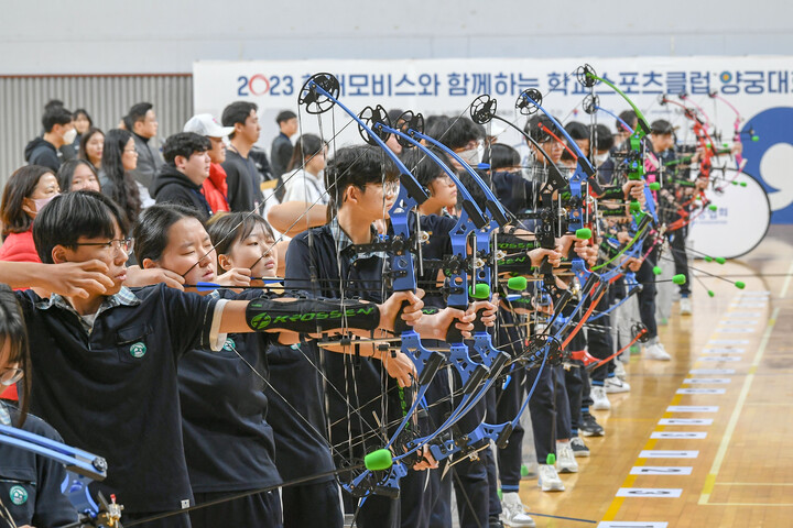현대모비스가 지난 16일 충남 천안에 위치한 남서울대학교에서 10개 학교, 200여 명이 참가한 가운데 ‘학교스포츠클럽 양궁대회’를 개최했다. 대회에 참가한 학생들이 힘차게 활시위를 당기고 있다. [사진=현대모비스]