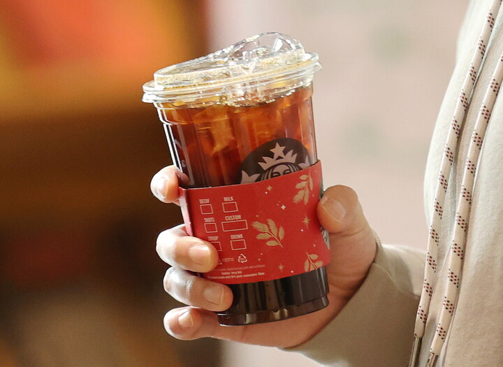 서울 강남구의 한 스타벅스에서 시민이 구입한 커피를 들고 매장을 나서고 있다. [사진=연합뉴스]