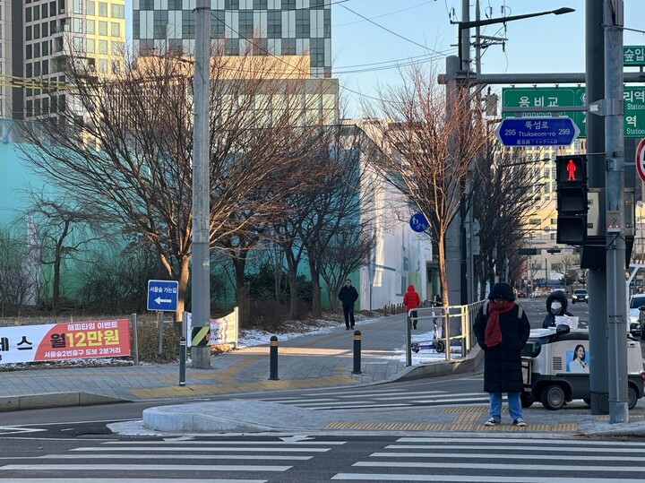 21일 오전 서울시내 한 시민이 추위를 참으며 횡단보도 녹색불을 기다리고 있다. [사진=노해리 기자]