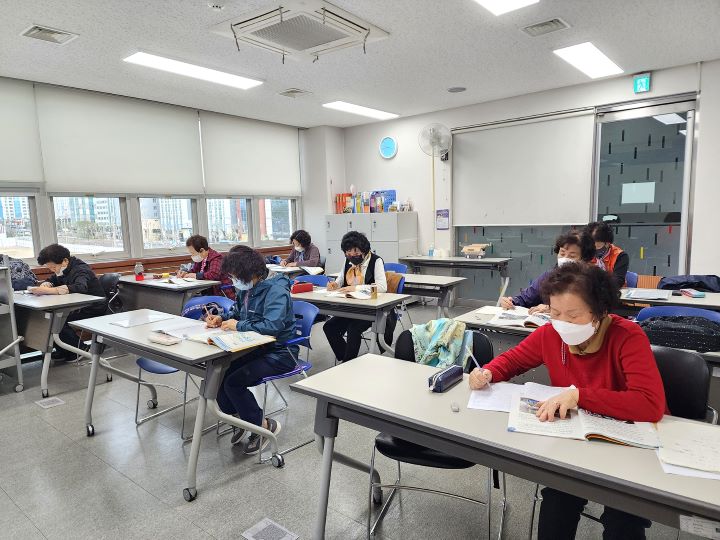 용답도서관 한글교실 수업 모습. [사진=성동문화재단]