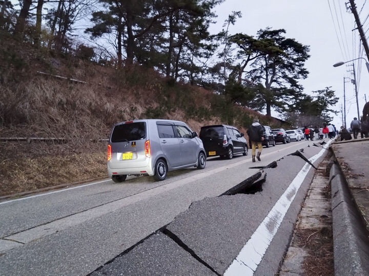 지난 1일 오후 4시 6분께 일본 이시카와현 노토(能登) 반도 지역에서 발생한 지진으로 도로가 갈라져 있다. [사진=연합뉴스]