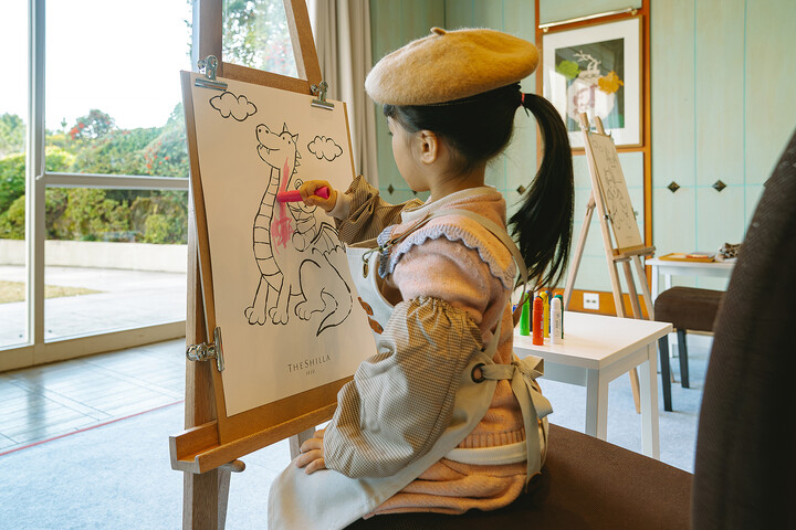 제주신라호텔 리틀 아티스트 프로그램에 참여한 아이가 신라베어를 색칠하고 있다. [사진=신라호텔]