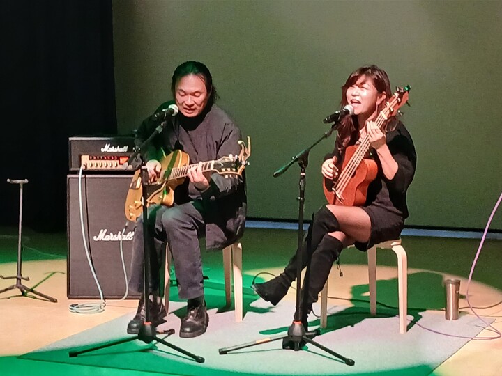안지홍 '예술마을 그리다' 운영위원(왼쪽)과 고려대 기타동아리 지난영 보컬의 듀엣 공연