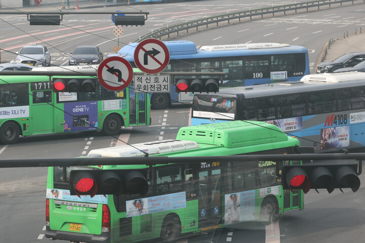 서울역 앞을 지나는 버스들. [사진=연합뉴스]