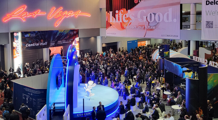 세계 최대 가전·IT 전시회 ‘CES2024’ 개막일인 9일(현지시간) 오전 미국 라스베이거스 컨벤션센터(LVCC)가 참관객으로 붐비고 있다. [사진=연합뉴스]