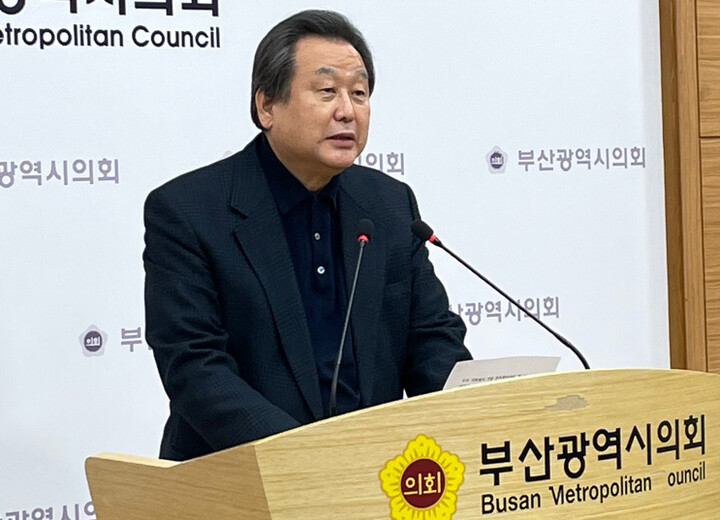 김무성 전 국회의원이 15일 부산시의회에서 기자회견을 열고 제22대 총선 출마를 선언하고 있다. [사진=연합뉴스]
