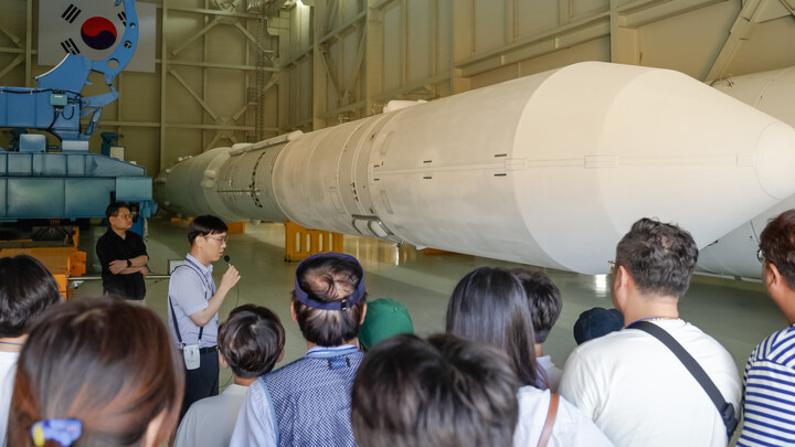 '우주과학열차' 관광객들이 나로우주센터 '발사체'에 대한 설명을 듣고 있다. [사진=코레일관광개발]