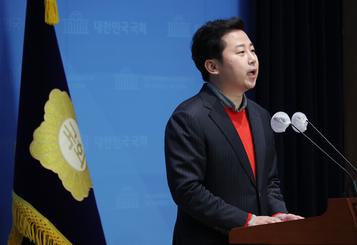 장예찬 전 최고위원이  9일 국회에서 총선 출마 기자회견을 하고 있다.  [사진=연합뉴스]