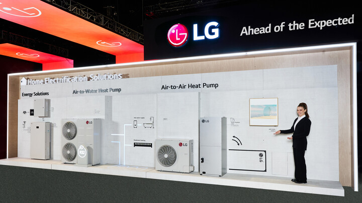 LG전자 모델이 미국 시카고에서 현지시간 22일부터 24일까지 열리는 북미 최대 공조전시회 ‘AHR 엑스포 2024’에서‘주거용 전기화 솔루션’ 제품들을 소개하고 있다. [사진=LG전자]