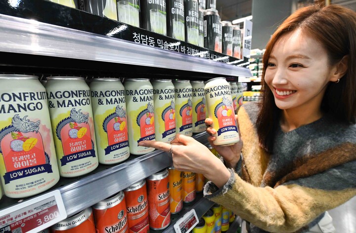 모델이 22일 서울 등촌동 ‘홈플러스 메가푸드마켓’ 강서점에서 누적 판매 100만 캔을 돌파한 RTD 캔 하이볼을 쇼핑하고 있다. [사진=홈플러스]